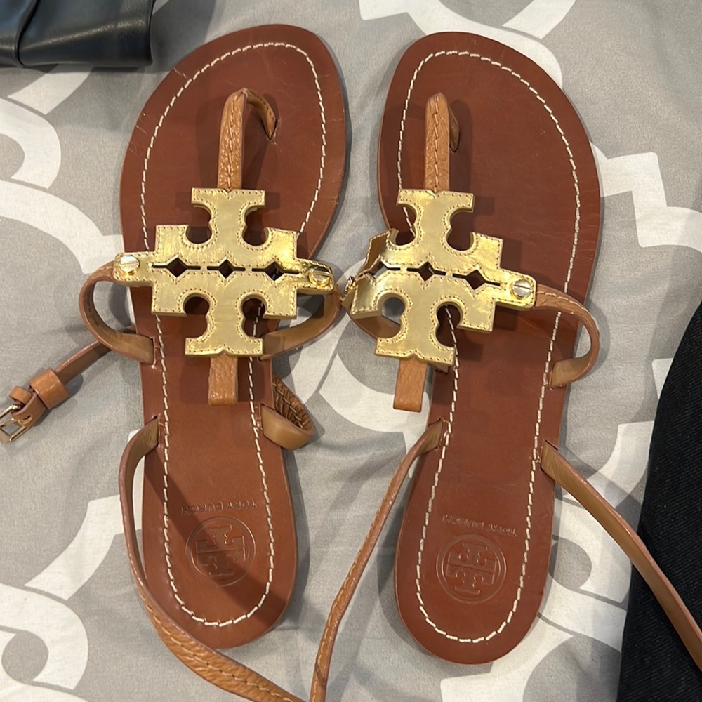 Tory Burch sandals!! Trendy and cute
